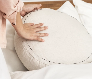 Jak stylově vyzdobit ložnici japandi? Praktické tipy